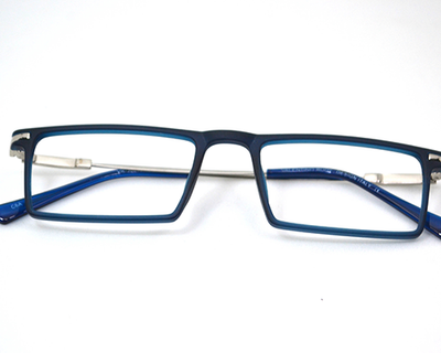 Non-breakable, rectangular frame in TR material for unisex. The metal sides are flexibles and non breakable.(Blue)