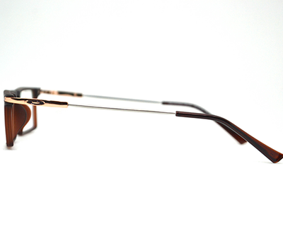 Non-breakable, rectangular frame in TR material for unisex. The metal sides are flexibles and non breakable.(Brown)