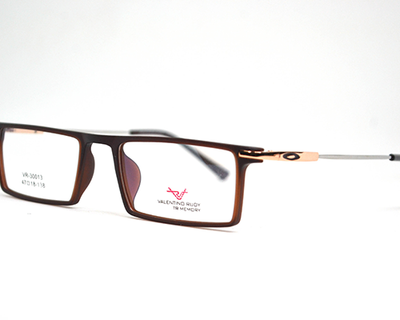 Non-breakable, rectangular frame in TR material for unisex. The metal sides are flexibles and non breakable.(Brown)